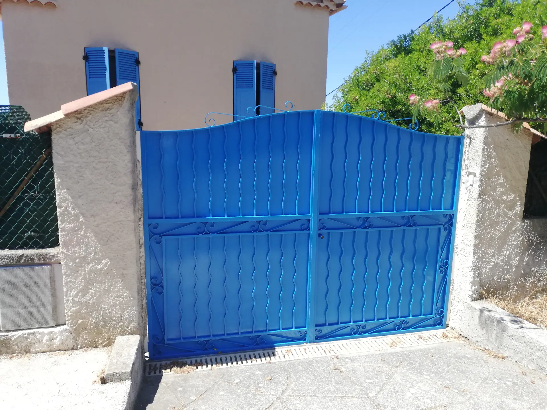 Portail après restauration - peinture bleue impeccable par PEINTURE TOULON