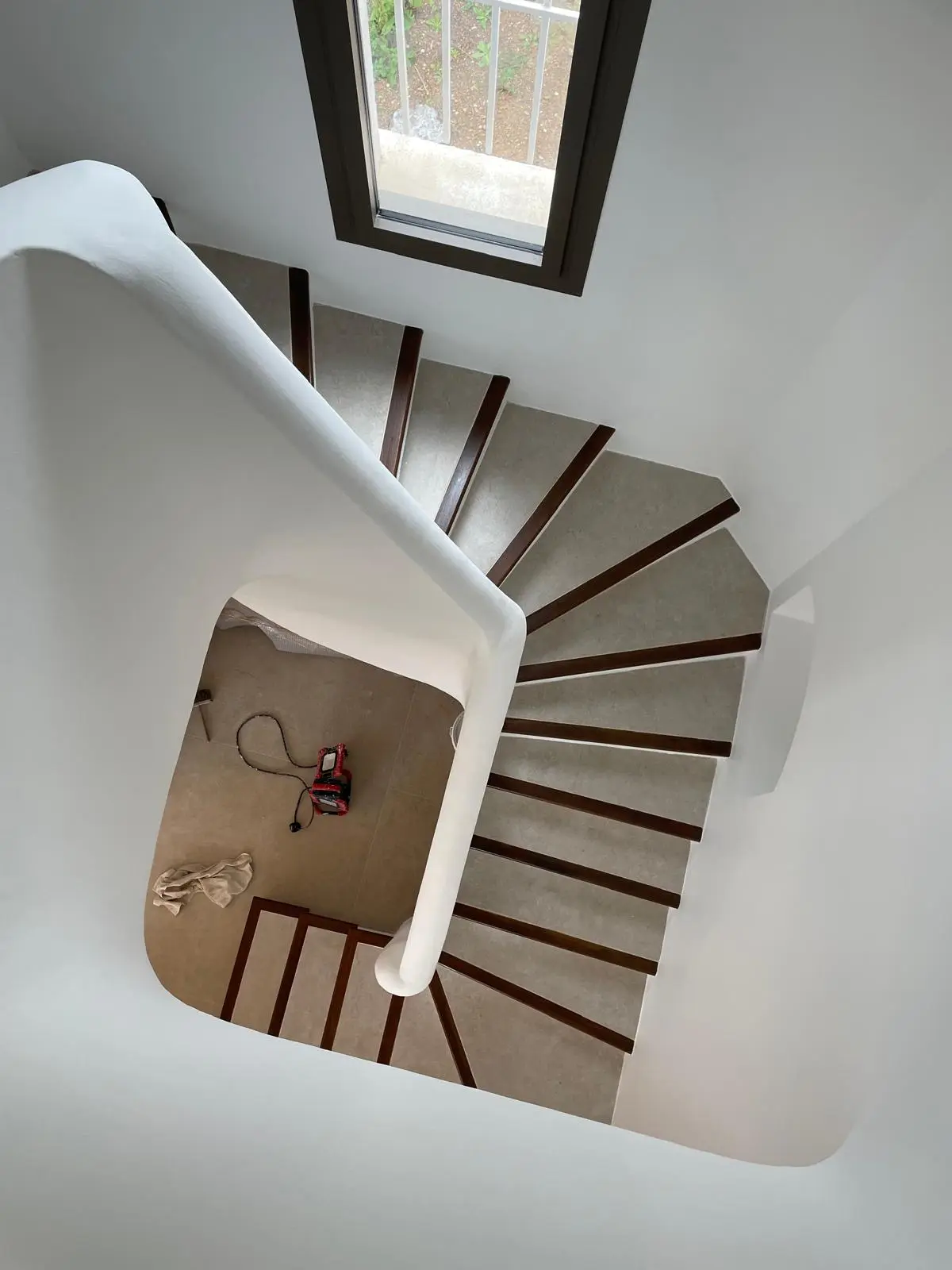 Escalier après peinture - finition élégante avec murs blancs et marches bois par PEINTURE TOULON