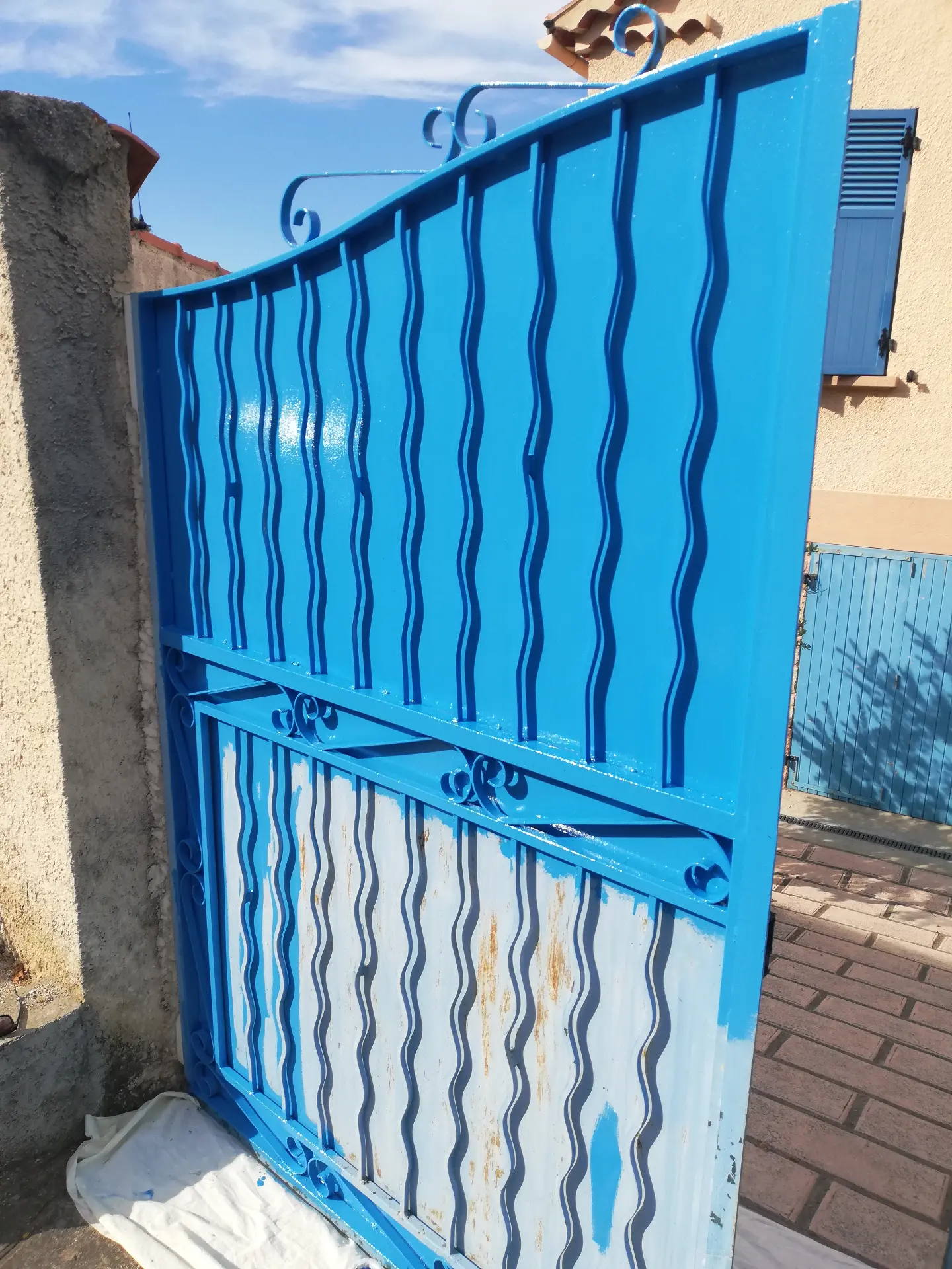 Portail avant restauration - état dégradé avec peinture écaillée