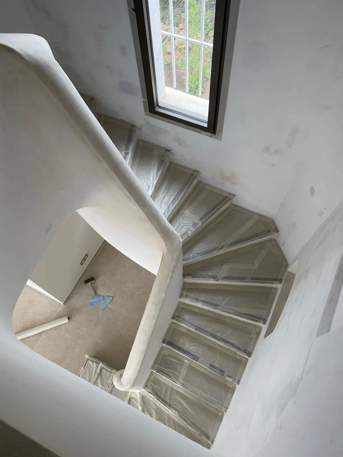 Escalier avant peinture - murs et marches en préparation