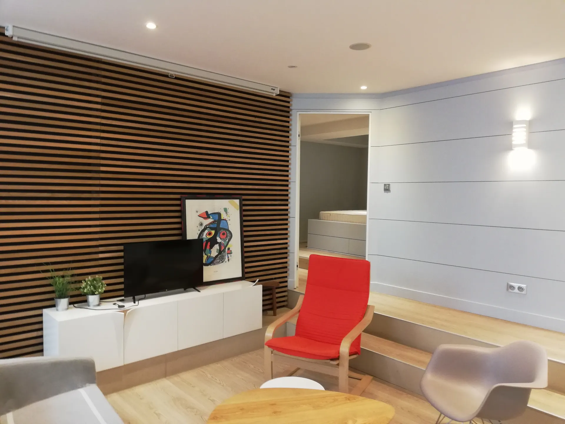 Exemple de peinture et décoration intérieure - Salon moderne à Toulon
