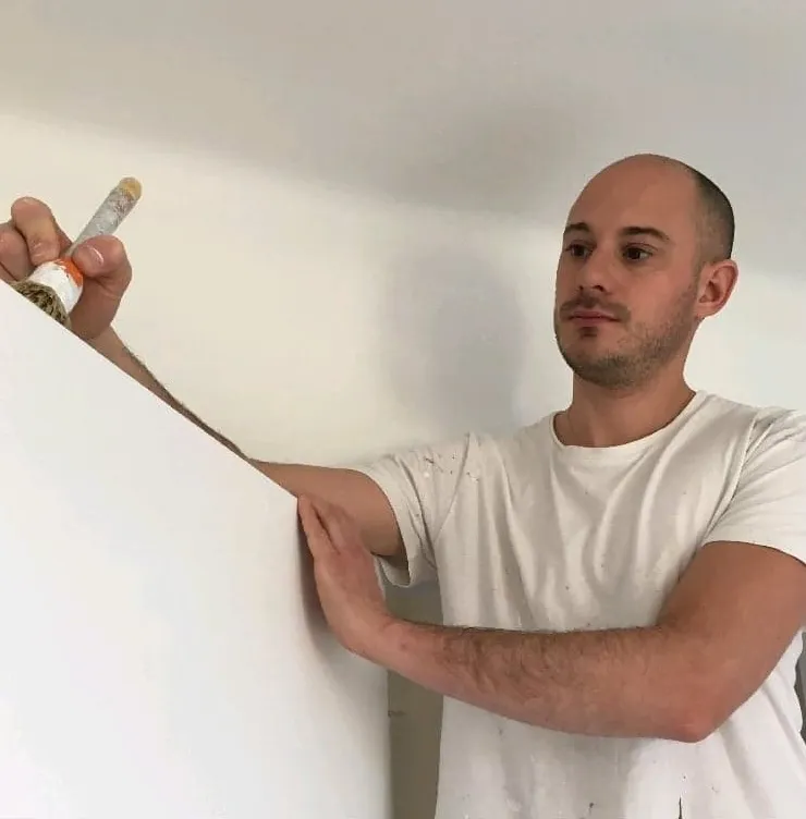 Romain Lemoine, artisan peintre décorateur diplômé intervenant à Toulon, La Seyne-sur-Mer, Hyères et dans le Var